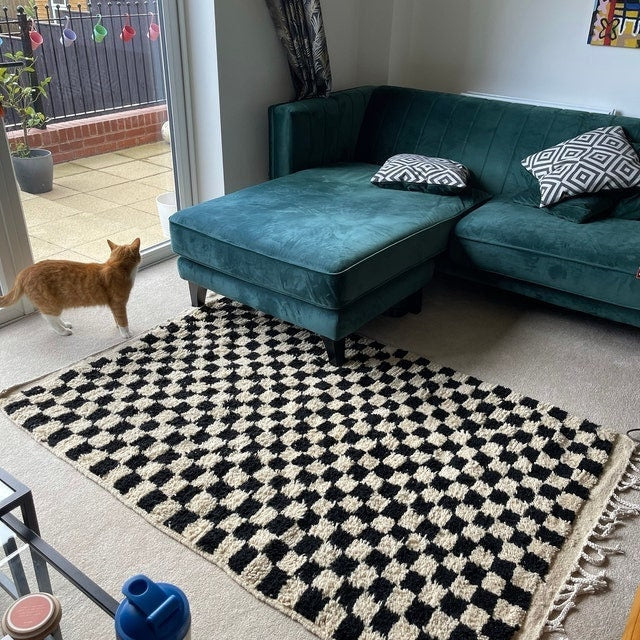 Black and white checkered rug in a modern living room