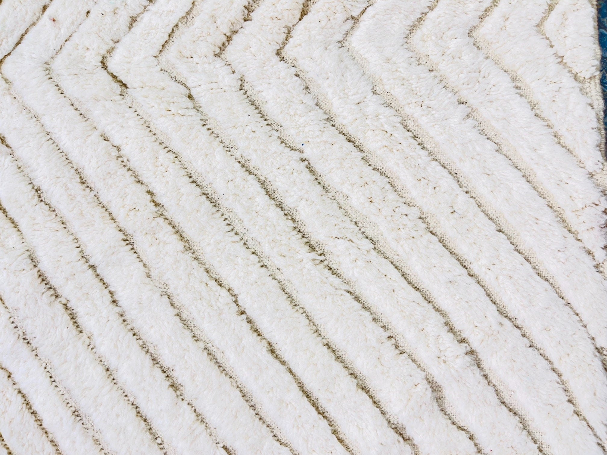 white textured rug with chevron pattern design