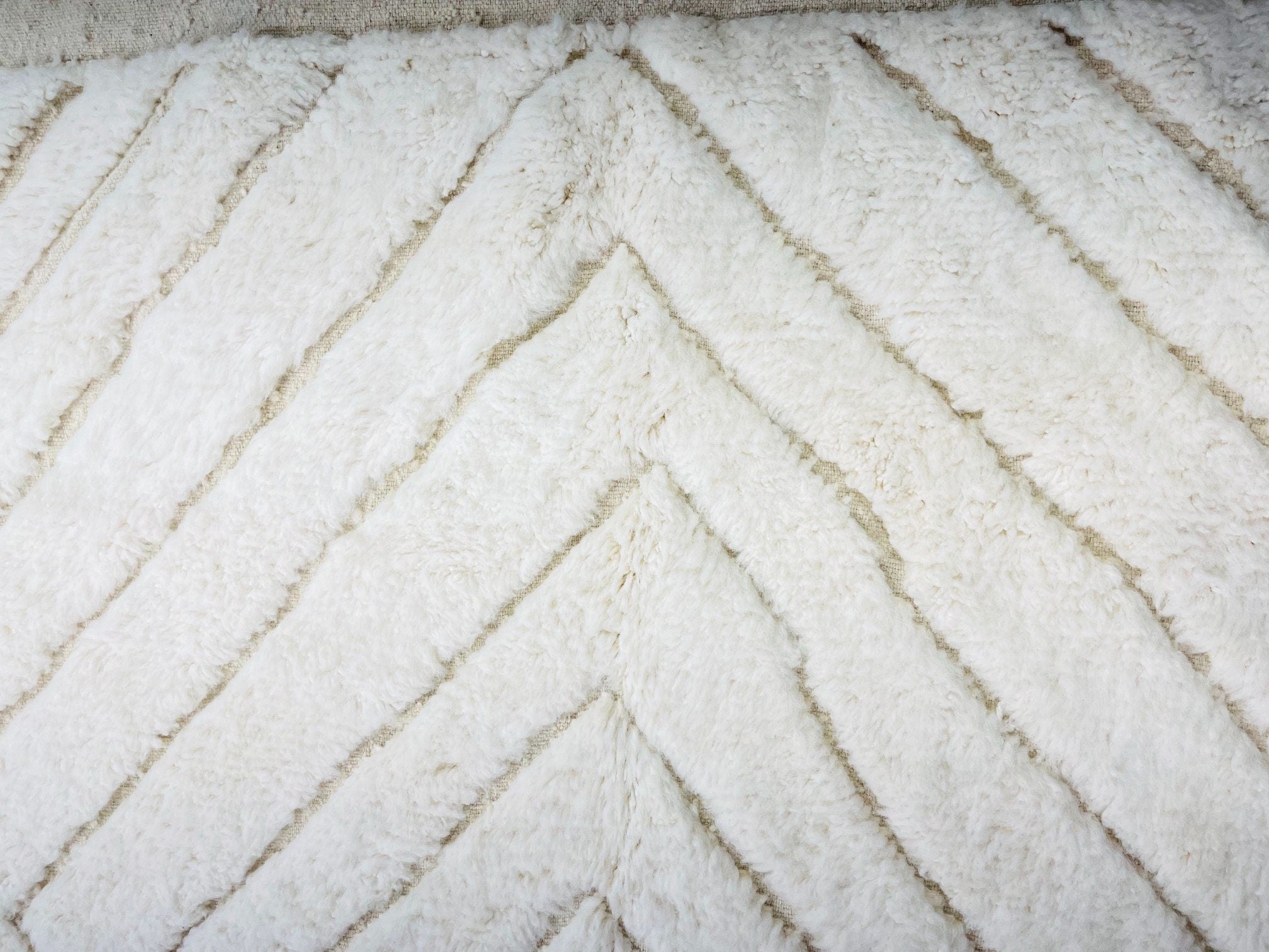 white textured rug with zigzag pattern design